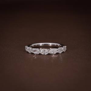 Anillo de Eternidad de Lujo en Oro de 18K con Diamantes Cultivados en Laboratorio de Corte Ovalado, Media Banda de Eternidad, Anillo de Boda con Diamantes Certificados - Product Image 1