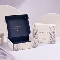 Boîte d'expédition en carton ondulé kraft écologique personnalisée avec gaufrage, intérieur noir, logo doré à chaud, fermeture auto-adhésive, OEM