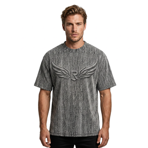 Camiseta de terciopelo extragrande para hombre, manga corta, con logo de alas en relieve, cuello redondo, estilo urbano, informal. - Product Image 2
