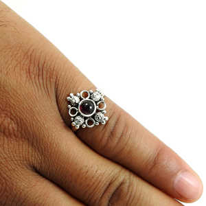 Anillo clásico con hermosa forma de flor, con gema de granate rojo de corte redondo, joyería bohemia de plata hecha a mano al precio más bajo. - Product Image 2