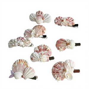 Pinza de pelo de concha marina Accesorio de verano hecho a mano Pinza de pelo de concha marina con diseño costero Perfecto para amantes de la playa y regalos - Product Image 1