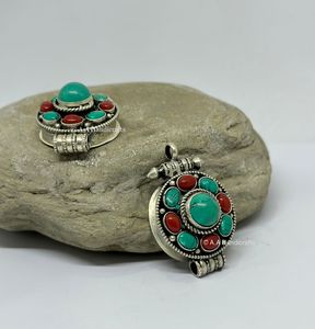 จี้ห้อยคอแบบโบราณชุบเงินธิเบตประดับเทอร์ควอยซ์ลายทางศาสนาแบบใหม่ - Product Image 5