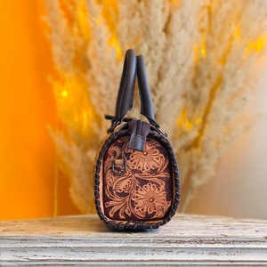 Bolso Bandolera de Cuero Genuino Venus Leathers, Estilo Western, Hecho a Mano, con Patrón de Letras y Flores, Cierre de Cremallera, 45-55cm, Gran Venta - Product Image 2