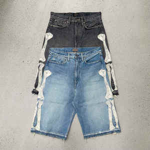 Shorts Bermuda en jean bleu clair pour homme, taille mi-haute, style décontracté avec décorations perlées et patchs - Product Image 3