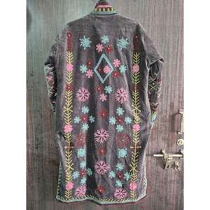 Veste longue réversible en velours tissé brodé Suzani faite à la main, style bohème vintage pour femme, vêtement d'extérieur ethnique de luxe - Product Image 2