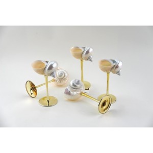 Copa de vino con forma única inspirada en un concha, con soporte metálico, juego de 2, que agrega encanto costero a las colecciones de artículos para beber. - Product Image 4