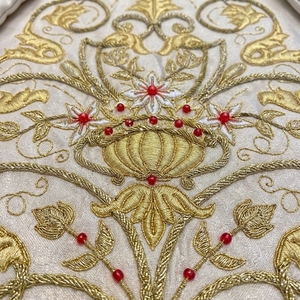 Elegante túnica de iglesia color marfil con bordados dorados y puños de encaje. - Product Image 5