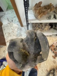 Calcedoine noire foncée de qualité export avec corail |   Spécimen de cristal minéral naturel - Product Image 2