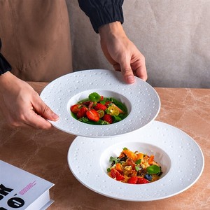 Assiette en céramique blanche texturée en forme de chapeau de paille |   Assiette creuse à rebord large avec motif à bulles et fossettes |   1280 ° Vaisselle moderne minimaliste C Fired - Product Image 5