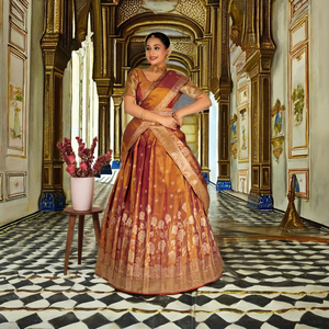 ชุดเลเฮนกาโชลีผ้าไหมบานาราซี ดีไซน์กระโปรงลายดอกไม้สุดหรู พร้อมเสื้อคลาสสิกทรงพอดีตัว ผ้าคลุมไหล่ขอบหรูหรา เหมาะสำหรับงานแต่งงานและเทศกาลดีวาลี - Product Image 2