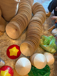 หมวกทรงกรวยใบปาล์มแบบดั้งเดิมของเวียดนาม หมวกไม้ไผ่ ของตกแต่งบ้าน งานฝีมือทำมือ 100% งานฝีมือไม้ไผ่แบบกำหนดเอง นอมลา เวียดนาม จากโรงงาน - Product Image 1