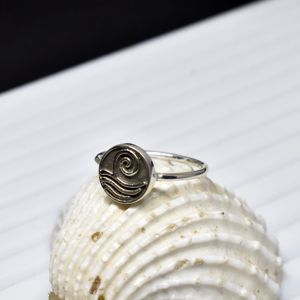 Anillo de Plata de Ley 925 Hecho a Mano con Símbolo de Ola Marina y Granate Engastado en Pavé, Oxidado, Estilo Bohemio Minimalista, Joyería de Boda al por Mayor - Product Image 2