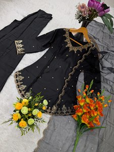 Ensemble exclusif Kurti, bas et dupatta en crêpe de soie lourde, orné d'un riche motif brodé à la sequins. - Product Image 5