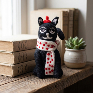 Figura de Gato Negro Hecha a Mano por SAMYAK en Fieltro de Lana con Sombrero Rojo y Bufanda de Puntos |   Adorno Animal Fantasioso para Decoración del Hogar, Juguete Educativo - Product Image 6