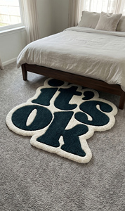 Tapis d'intérieur unique en laine tuftée à la main, antidérapant, à motif géométrique, avec typographie 'It's OK', noir et blanc, décoratif et à message motivant - Product Image 4