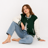 Veste universitaire pour femme avec un design moderne d'inspiration athlétique, un matériau confortable et un style polyvalent pour un look décontracté et tendance.