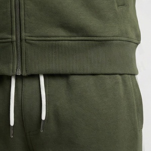 Survêtement à capuche vert olive pour homme, fermeture éclair intégrale, couleur unie, vêtements de sport décontractés avec poches latérales et design à rayures blanches - Product Image 6