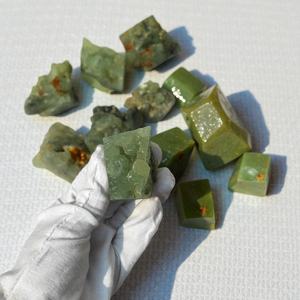 Vente en gros de pierres brutes naturelles de Prehnite, spécimen minéral de cristal vert brut en vrac pour la guérison et la décoration - Product Image 3