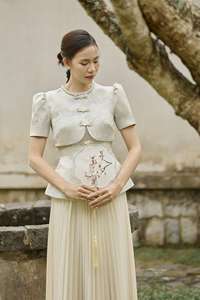 ชุดเดรสผู้หญิง KAMIKI เสื้อผ้าเวียดนามลายโบรเคดสำหรับพิธีการ พร้อมลวดลายภูมิทัศน์ - ดีไซน์เอวทรงเปปลัมสีงาช้าง สไตล์หรูหรา KPP20 - Product Image 6