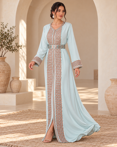 <span class=keywords><strong>Caftan</strong></span> marocain de luxe Mishkat Couture bleu glace avec broderie or <span class=keywords><strong>rose</strong></span> et <span class=keywords><strong>ceinture</strong></span> géométrique pour femme, idéal pour les soirées, respirant - Product Image 4