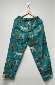 Ensemble de pyjama en coton élégant et luxueux Wild Safari |   Chemise et pantalon de détente pour femme à imprimé animal tropical avec pochette de voyage assortie - Product Image 3
