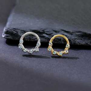 ต่างหูแบบคลิกเกอร์สีฟ้าโทแพซ เงินแท้ 925 ชุบทอง 14K รูปทรงเถาวัลย์ สำหรับเจาะจมูก เซปตัม เฮลิกซ์ แบบห่วงบิดเกลียว - Product Image 1