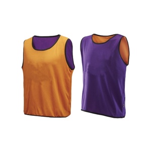 Pinnies d'entraînement réversibles personnalisées pour la pratique du football, du basket-ball et du football, bavoirs de sport en maille bicolore, fabricant OEM - Product Image 1