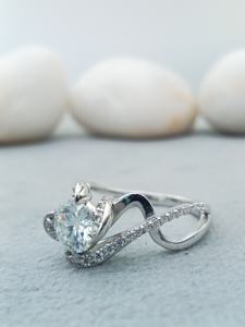 Anillo de Compromiso al por Mayor con Diamante Moissanita Corte Princesa y Banda de Plata Esterlina, Joyería Fina Disponible al Mejor Precio - Product Image 5