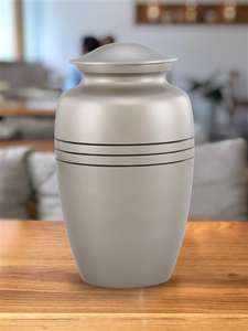 Urnes funéraires en métal de style américain classique écologique durable finition or taille adulte avec bandes d'accent noires personnalisables - Product Image 6