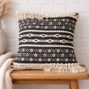 Housse de coussin en coton noir et blanc style bohème avec motif ethnique géométrique et franges, coussin décoratif tissé, style marocain haut de gamme - Product Image 1