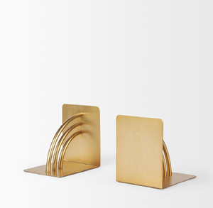 Des sculptures métalliques uniques en or, représentant un flèche traversant des livres, sont maintenant disponibles à prix de gros pour les boutiques de cadeaux. - Product Image 3