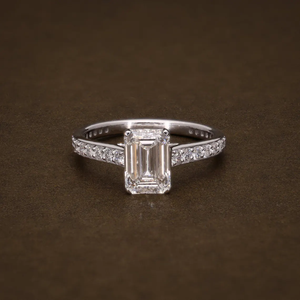 Bague de fiançailles en or massif avec émeraude certifiée et diamant de laboratoire taille ronde, bijou de demande en mariage élégant, cadeau pour femme - Product Image 1