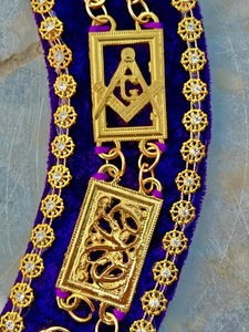 Collier de Grand Lodge Maçonnique, Chaîne Plaqué Or avec Fond Violet, Tissu Velours de Haute Qualité avec Chaîne Intégrée - Product Image 4