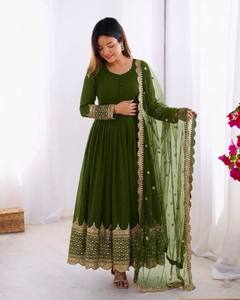 Costume Anarkali traditionnel pour femmes, vert, avec broderies dorées, dupatta, coupe ample, longueur au sol, style indien pakistanais - Product Image 1