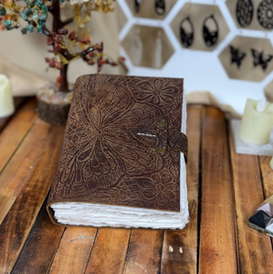 Journal en cuir vintage fait main - Livre des ombres vierge avec fermeture à clé en laiton - Product Image 2
