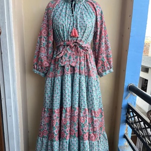 เดรสแม็กซี่ลำลองลายดอกไม้พิมพ์ลายบล็อก คอวี แขนยาว ผ้าฝ้าย 100% สำหรับผู้หญิงไซส์พลัส ราคาโรงงาน - Product Image 1