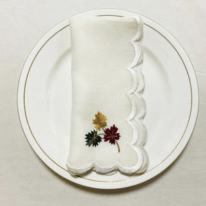 Serviette de table carrée classique en lin brodée sur mesure, bord festonné, pour événements à domicile, avion, mariage - Product Image 3