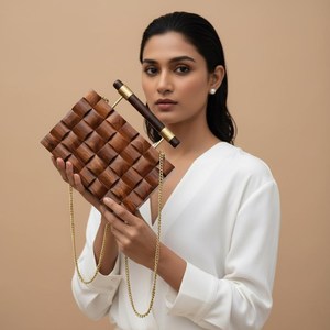 Bolso de mano de madera con textura tallada, correa de cadena dorada y asa - Product Image 3