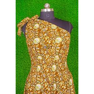 Robe midi en coton imprimé floral faite à la main pour femmes, épaule dénudée d'un côté avec décoration en dentelle, style doux pour les mariages et les tenues décontractées - Product Image 2