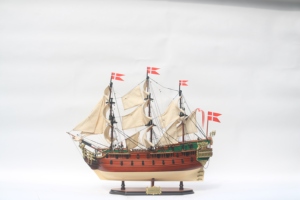 Maqueta de Barco de Madera Hecha a Mano - Réplica a Escala de Buque de Vela de Tres Cubiertas del Siglo XVII, Decoración de Oficina, Norske Love - Product Image 3