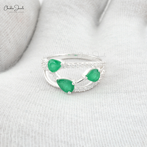 Bague en argent sterling 925 avec émeraude zambienne taille poire 6x4mm et zirconiums cubiques, style bypass, empilable, de Chordia Jewels, taille US-7 - Product Image 4