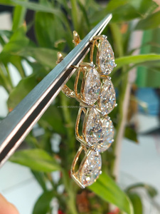 ต่างหูเพชรทรงลูกแพร์ในตัวเรือนทองคำเหลือง ผสมผสานความสง่างามและความเปล่งประกายอย่างลงตัว พร้อมประกายทองอันอบอุ่นและเสน่ห์เหนือกาลเวลา - Product Image 4