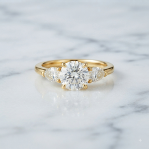 Bague de Fiançailles et d'Anniversaire Unisexe en Or 10K, Design Classique Tendance, Personnalisable avec Trois Moissanites, Cadeau Idéal pour Fête - Product Image 3