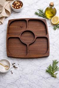 Plateau de service carré en bois brut rustique pour dattes, chocolats et fruits secs avec quatre compartiments, plateau en bois fait main - Product Image 1