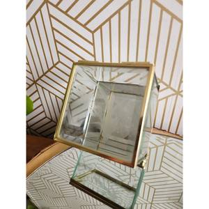 Boîte de rangement élégante en métal et verre qui protège vos accessoires du poussière et des dommages - Product Image 2
