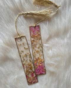 Marcapáginas de Madera con Flores Prensadas Hechas a Mano, con Brillo Dorado, Personalizables para Estudiantes - Product Image 1