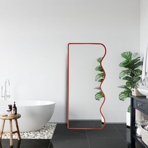 Miroir sur pied abstrait contemporain avec cadre rouge, miroir pleine longueur unique, parfait pour la salle de bain, le salon et la décoration de studio - Product Image 4
