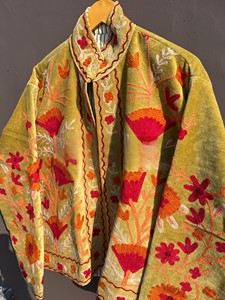 เสื้อแจ็คเก็ตกำมะหยี่ปักลายสีเหลืองมัสตาร์ดพรีเมียมสำหรับผู้หญิง เสื้อคลุมกำมะหยี่สำหรับงานแต่งงานหรืองานเลี้ยง ดีไซน์หรูหรา สวมใส่สบาย - Product Image 4