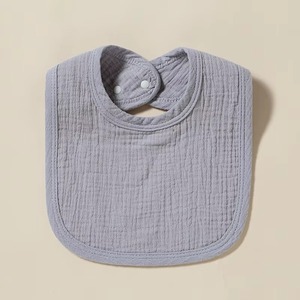 Nouveau bavoir bébé double couche couleur unie, design simple pour enfants, boutons réglables - Product Image 4