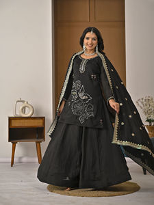 Ensemble Kurti et pantalon en rayonne et coton brodé de qualité supérieure avec accent de travail au fil et dupatta en coton Chanderi (MW 5067) DC - Product Image 1